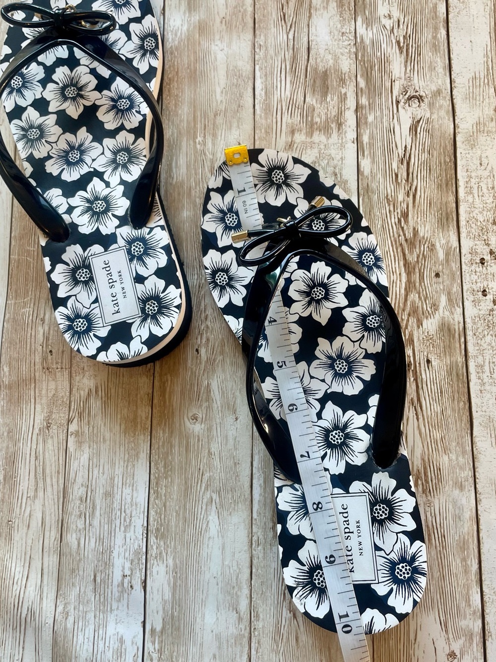 kate spade NY Nova Sandal Black & White Floral Bow Gold Charm Flip Flops W9 GUC - Picture 10 of 12